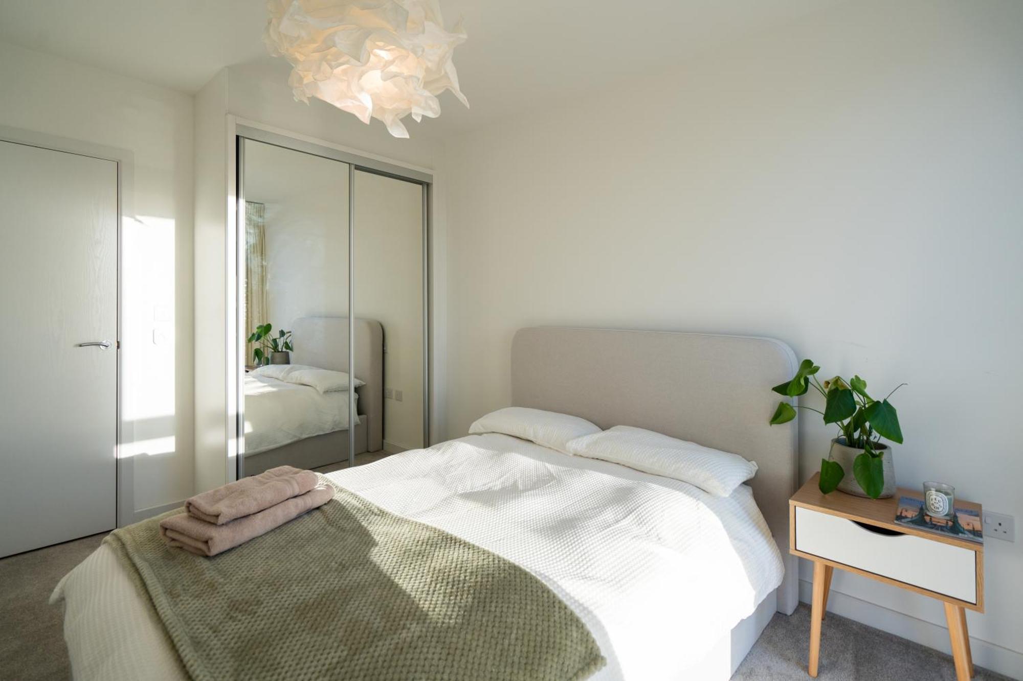 Sunset Retreat: Steps From Heathrow/Twickenham Apartment Hounslow Exterior photo